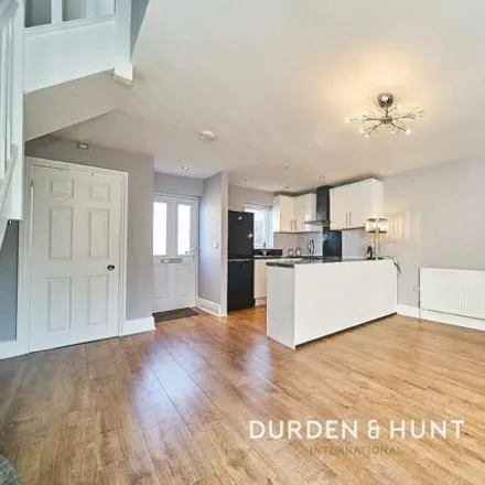 Image 2 - Coopers Close, Chigwell Row, IG7 6EX, United Kingdom - House for rent