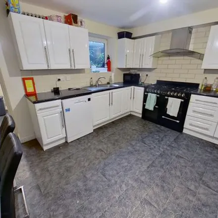 Rent this 6 bed townhouse on Pitza Cano in 61 Queen's Road, Leeds