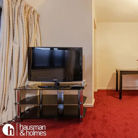 Image 4 - 21-50 Britten Close, London, NW11 7HW, United Kingdom - Apartment for rent
