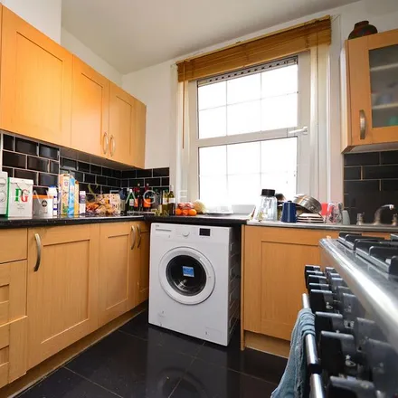 Image 3 - Electric House, Bow Road, Bromley-by-Bow, London, E3 2BL, United Kingdom - Room for rent