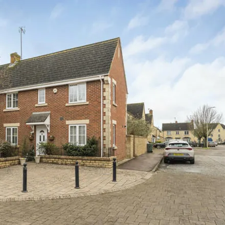 Buy this 3 bed duplex on Siskin Road in Bicester, OX26 6UD