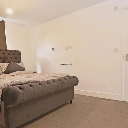 Image 4 - Osterley Avenue, London, TW7 4QF, United Kingdom - Apartment for rent