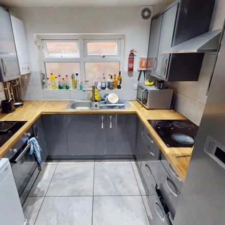 Rent this 6 bed townhouse on Punch Coffee in 215 Mansfield Road, Nottingham