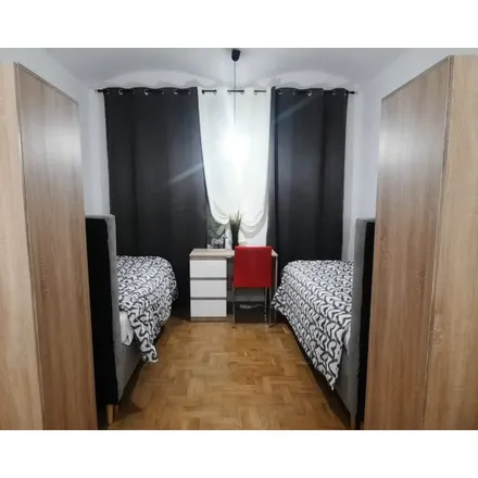 Rent this 4 bed room on II Liceum Ogólnokształcące im. Króla Jana III Sobieskiego w Krakowie in Jana Sobieskiego, 31-136 Krakow