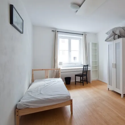 Rent this 2 bed room on Grund- und Mittelschule an der Alfonsstraße in Jutastraße, 80636 Munich