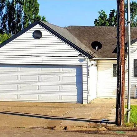 Buy this 4 bed house on 756 East Lincoln Street in Woodburn, OR 97071