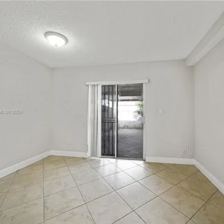 Image 6 - 2201 West 52nd Street, Hialeah, FL 33016, USA - Townhouse for sale