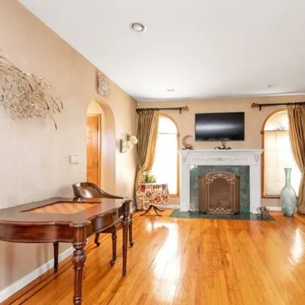 Image 3 - 14-42 164th Street, New York, NY 11357, USA - House for sale