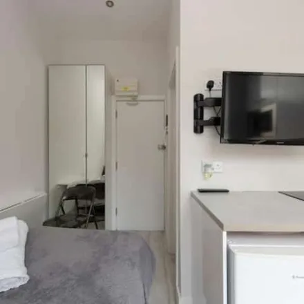 Image 3 - 57 Adolphus Road, London, N4 2AX, United Kingdom - Apartment for rent