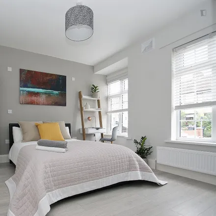 Rent this 7 bed room on Sunningdale Avenue in London, W3 7NS
