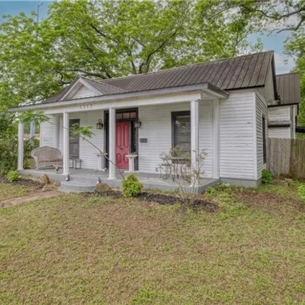 Buy this 4 bed house on 1224 East Travis Street in Luling, TX 78648