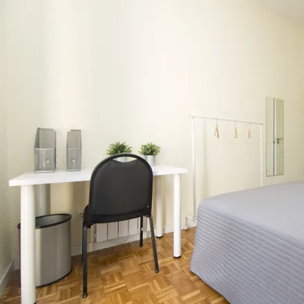 Rent this 6 bed room on Ronda de Toledo in 34, 28005 Madrid