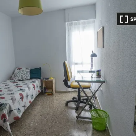 Rent this 4 bed room on Máquina Bikes in Avinguda del Cid, 68