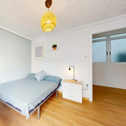 Rent this 6 bed room on carrer Antonio Machado in 19, 03201 Elx / Elche