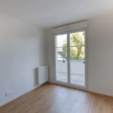 Rent this 3 bed apartment on Villa Léonie in Avenue Danielle Casanova, 93150 Le Blanc-Mesnil