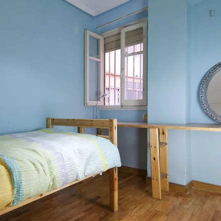 Rent this 3 bed room on Avinguda del Cid in 14, 46018 Valencia