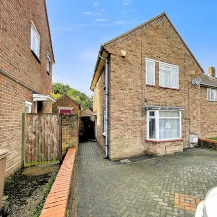 Rent this 3 bed house on 15 Cowridge Crescent in Luton, LU2 0LR