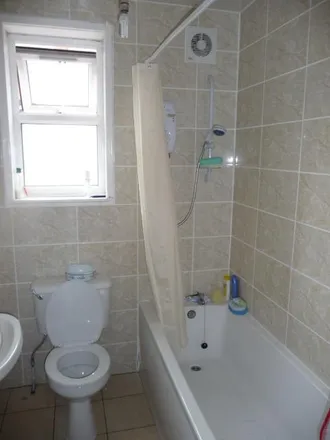 Image 5 - Back Spring Grove Walk, Leeds, LS6 1RR, United Kingdom - House for rent