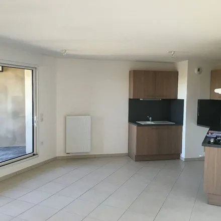 Rent this 3 bed apartment on 9 Rue du Maréchal Gallieni in 33150 Cenon, France