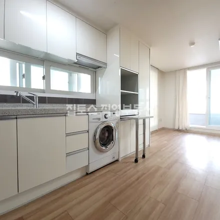 Rent this 1 bed apartment on 서울특별시 강남구 역삼동 827-72