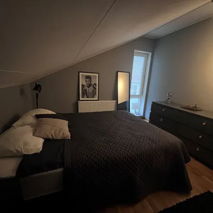 Rent this 5 bed apartment on Prästgårdsängen 1 in 137 41 Västerhaninge, Sweden
