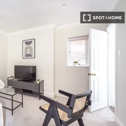 Rent this studio apartment on 1 Sutherland Road in London, W13 0DX