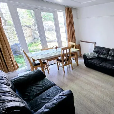 Rent this 4 bed townhouse on Holdernesse Road in London, SW17 7RG