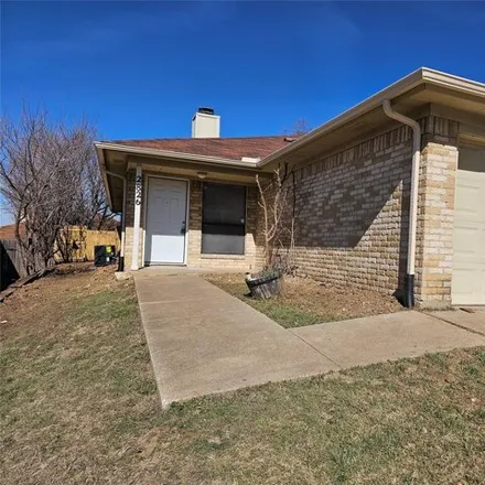 Rent this 3 bed house on 2824 Ridgecrest Drive in Fort Worth, TX 76133