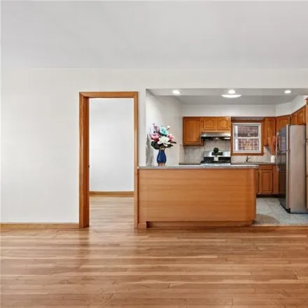 Image 4 - 61-14 157th Street, New York, NY 11367, USA - House for sale