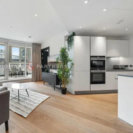 Rent this 2 bed room on Queenstown Road in London, SW11 8BY
