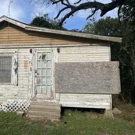 Buy this 2 bed house on 877 West C Street in Rayne, LA 70578