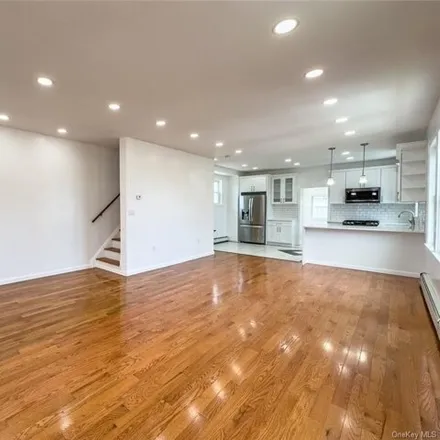 Image 6 - 101 Husson Avenue, New York, NY 10473, USA - House for sale