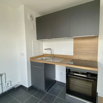 Rent this 5 bed apartment on 26 Rue de la Cerisaie in 92150 Suresnes, France