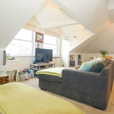 Image 3 - 10 Cardigan Road, London, TW10 6BJ, United Kingdom - Loft for rent