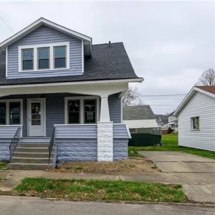 Image 1 - 400 East 7th Street, Uhrichsville, OH 44683, USA - House for sale