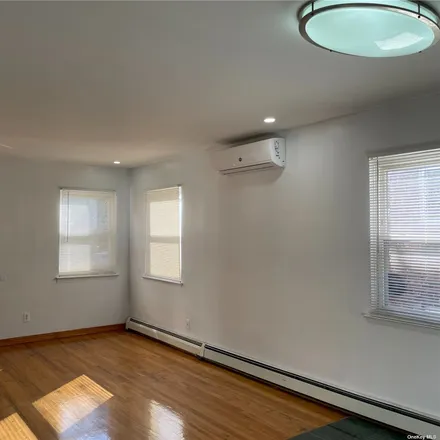 Image 2 - 76-50 172nd Street, New York, NY 11366, USA - House for rent