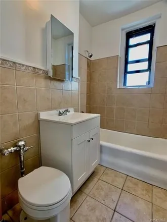 Image 3 - 700 Oakland Place, New York, NY 10457, USA - Apartment for sale