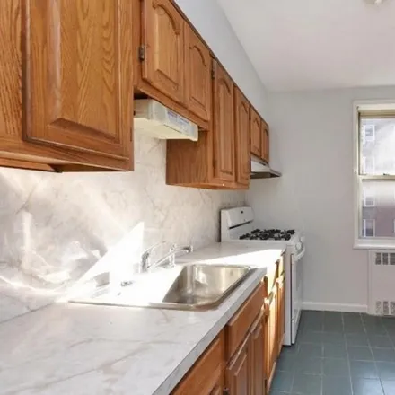 Image 5 - 5615 Netherland Avenue, New York, NY 10471, USA - Condo for sale