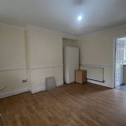 Image 4 - Poole Crescent, Metchley, B17 0PE, United Kingdom - Apartment for rent