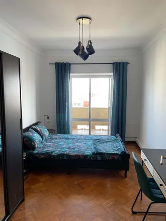 Rent this 6 bed room on Externato Infante Dom Pedro in Avenida Visconde de Valmor, 1050-240 Lisbon