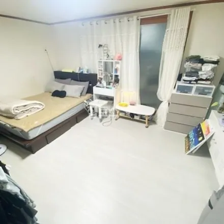 Rent this studio apartment on 서울특별시 송파구 석촌동 234-15
