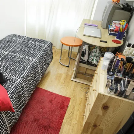 Rent this 6 bed room on Carrer del Doctor Ferran in 20, 08034 Barcelona