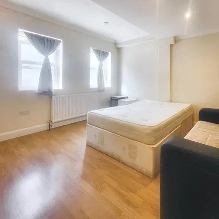 Rent this studio apartment on 371 Garratt Lane in London, SW18 4DY