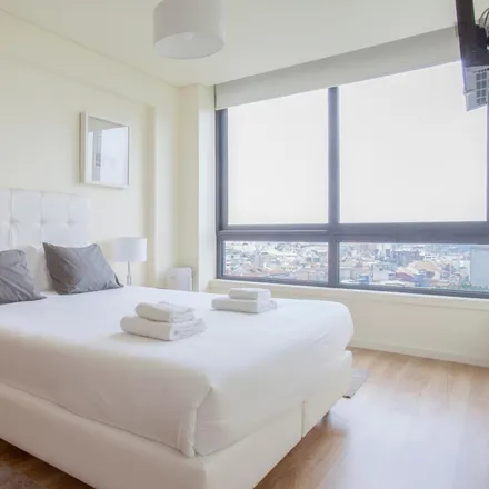 Rent this 1 bed apartment on Hong Kong Grande Pálacio in Rua de Gonçalo Cristóvão 252, 4000-266 Porto