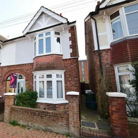 Rent this 3 bed duplex on Whitefield Road in Royal Tunbridge Wells, TN4 9UA