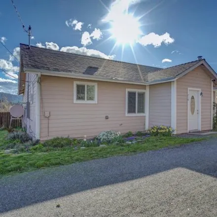 Buy this 2 bed house on 721 Spring Street in Mount Shasta, CA 96067