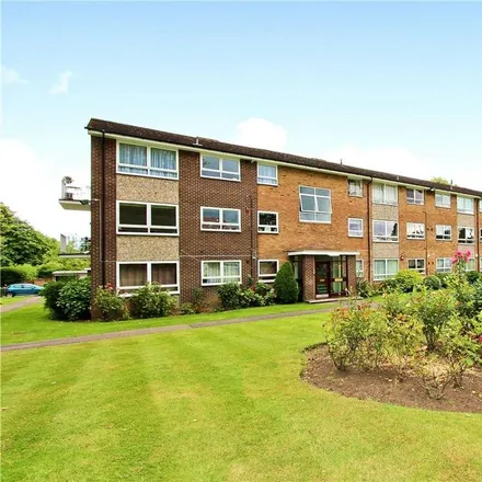Rent this 3 bed apartment on Stanmore Golf Club in Mountside, London