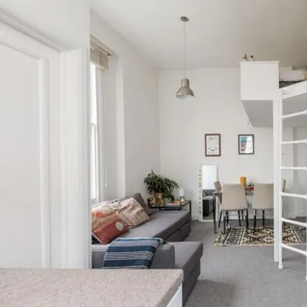 Rent this studio apartment on Bikehangar 2034 in Gloucester Street, London