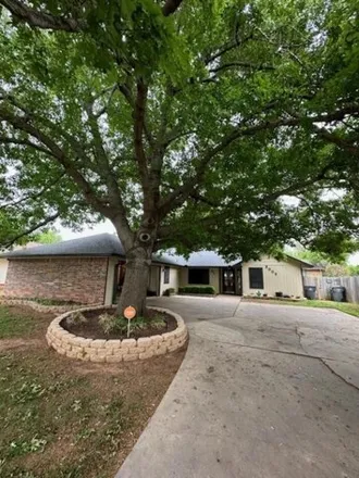 Image 1 - 3038 Northeast Kingsbriar Drive, Lawton, OK 73507, USA - House for sale