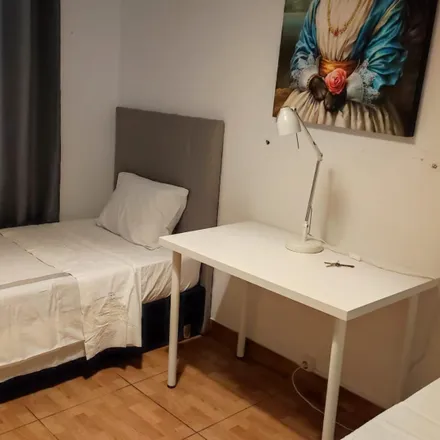 Rent this 5 bed room on Porto dos Gatos in Avenida de Rodrigues de Freitas 95, 4000-420 Porto